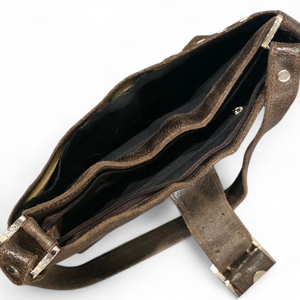 This shoulder bag features a vintage or Y2K-style design. - Picture 6 of 6